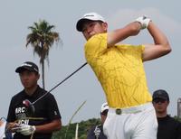 　５番、鈴木晃祐の目の前でドライバーを振り抜く中島