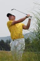 　４番で深いラフから振り抜く中島