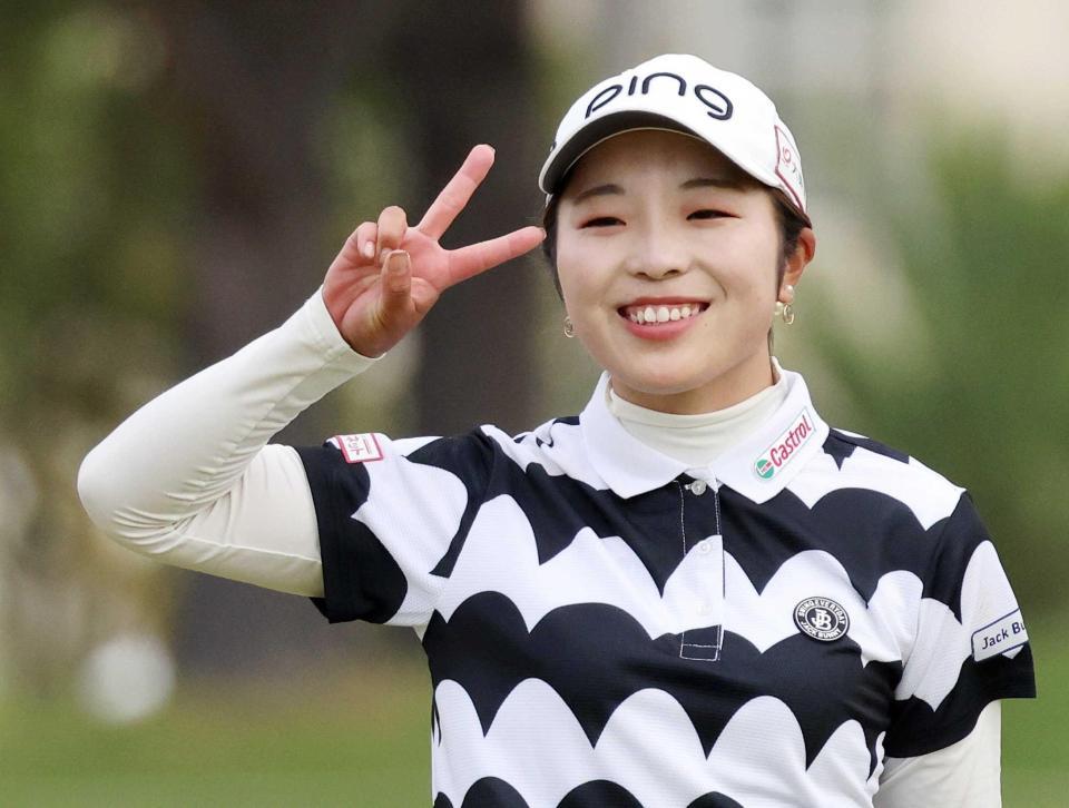 　ラウンド中にＶサインする佐久間朱莉