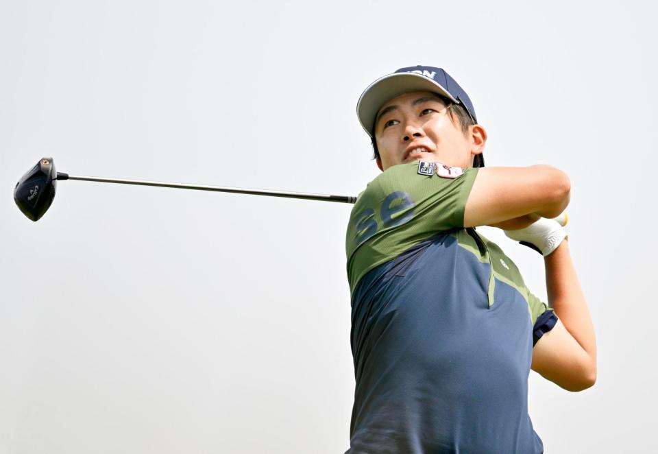 　１７番でティーショットを放つ安森一貴。通算１６アンダーで首位