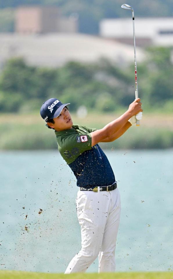 　１８番でショットを放つ安森一貴。通算１６アンダーで首位