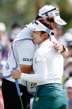 　２週連続優勝を果たし、キャディーと抱き合う山下美夢有