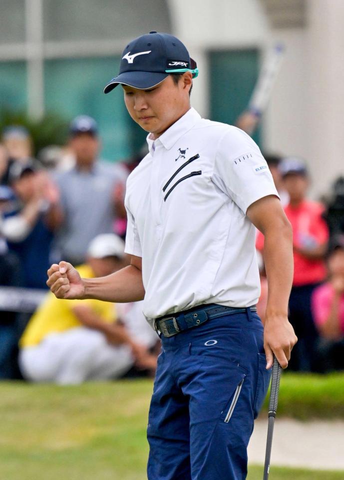 　プレーオフ３ホール目でバーディーパットを決めてガッツポーズする平田憲聖