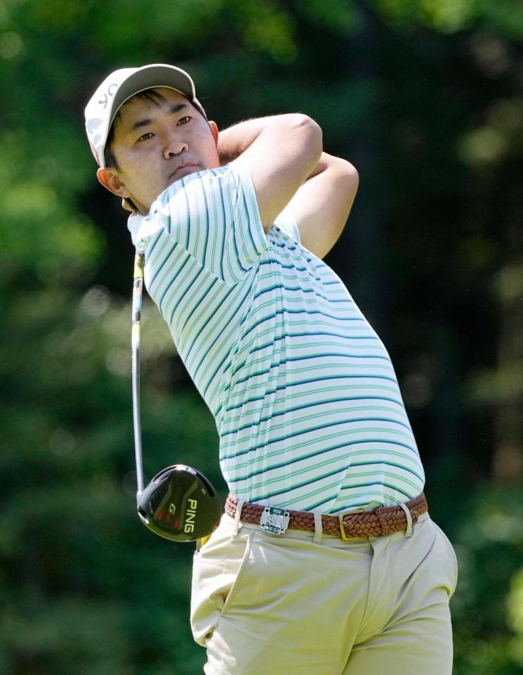 第１日、２番でティーショットを放つ金谷拓実。７アンダーで首位＝宍戸ヒルズＣＣ