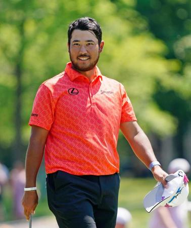 　笑顔でホールアウトする松山英樹（共同）