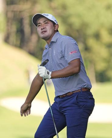 　第３日、４番でティーショットを放った金谷拓実。通算１１アンダーで暫定首位＝宍戸ヒルズＣＣ