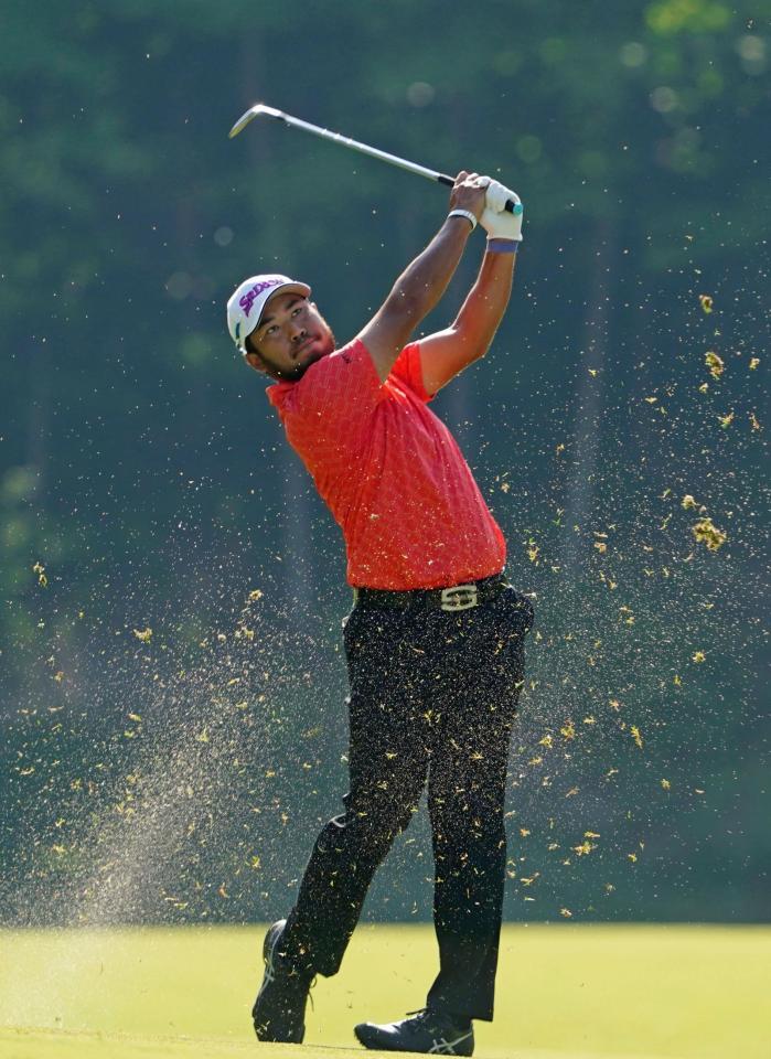 　１５番でショットを放つ松山英樹（共同）