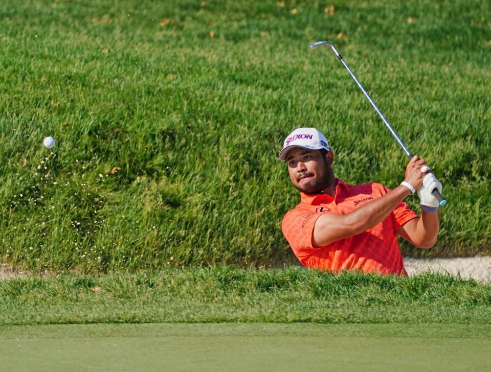 　１６番でバンカーショットを放つ松山英樹（共同）