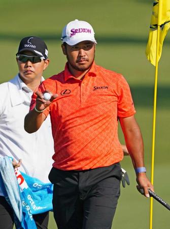 　第２ラウンド、１４番でバーディーを決め、拍手に応える松山英樹（共同）