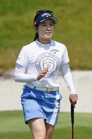 　第２ラウンド、１２番でバーディーパットを決め、拍手に応える西村優菜。通算２アンダーの１７位（共同）