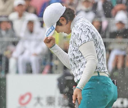 　プレーオフ１ホール目、雨の中で優勝パットを沈めガッツポーズを見せる川岸史果