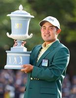 　通算１１アンダーで優勝し、トロフィーを手に笑顔の金谷拓実。国内三大大会を初制覇