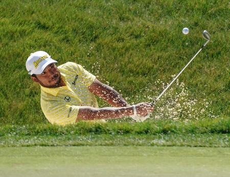 　１２番でバンカーショットを放つ松山英樹。通算イーブンパーで１６位
