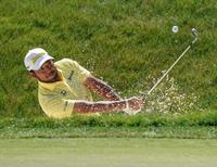 　１２番でバンカーショットを放つ松山英樹。通算イーブンパーで１６位