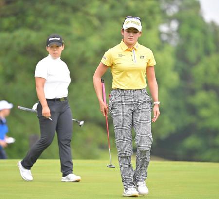 　６番、バーディーパットを外した岩井千怜（右）後方は申・ジエ（撮影・中田匡峻）