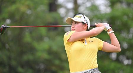 　７番、ティーショットを放つ岩井千怜（撮影・中田匡峻）