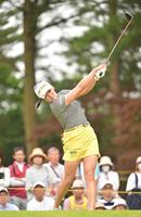 　５番、ティーショットを放つ岩井千怜＝中田匡峻