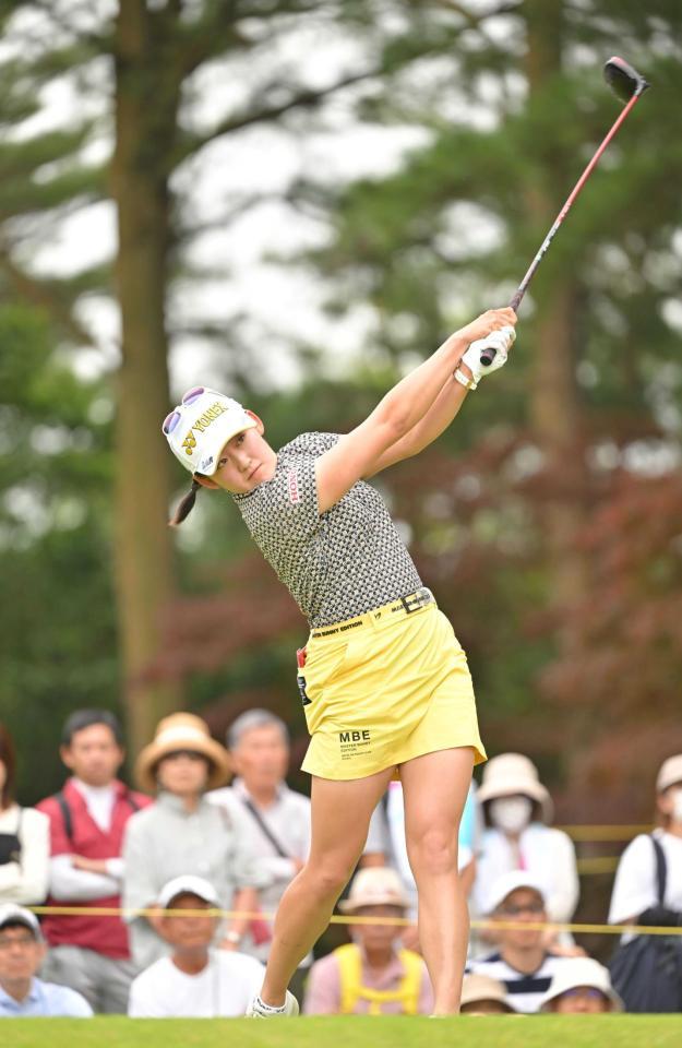 　５番、ティーショットを放つ岩井千怜＝中田匡峻