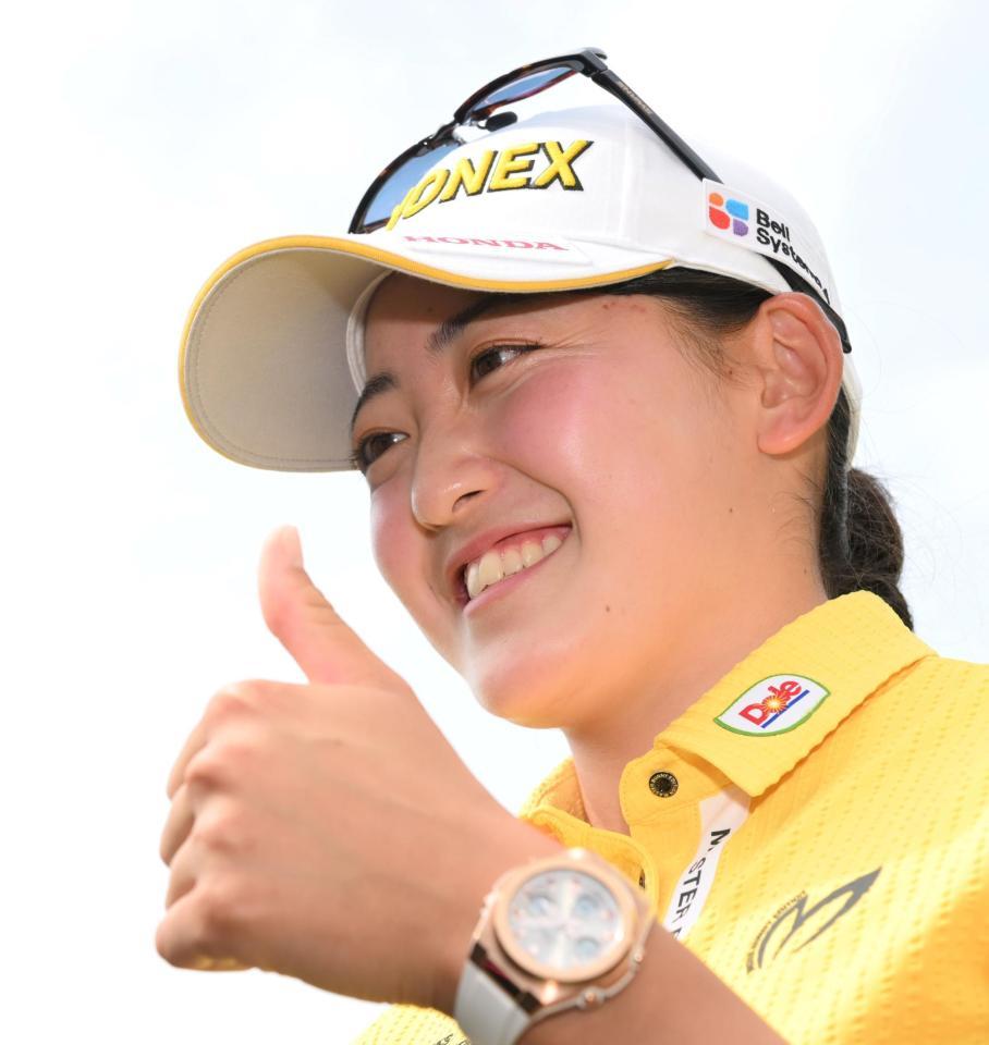 　テレビカメラに向かってサムアップポーズをする岩井千怜（撮影・中田匡峻）