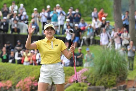 岩井千怜　自身初の完全優勝！通算２３アンダー逃げ切った　憧れ宮里藍さんからジャケット