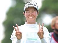 　２番のティーショット後、笑顔の神谷そら