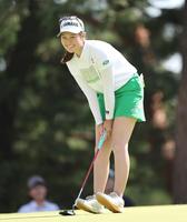 　１７番でバーディーパットをわずかに外した神谷そら