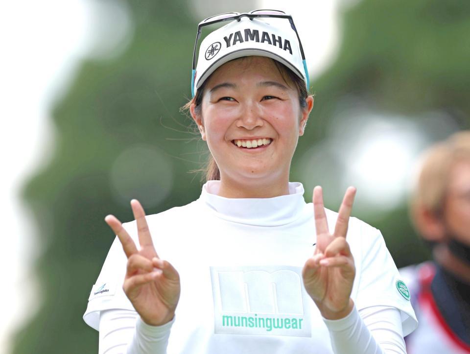 　２番のティーショット後、笑顔の神谷そら