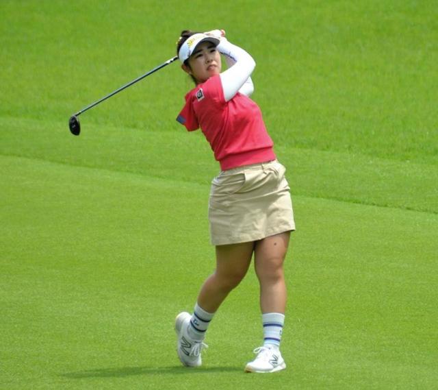 山下美夢有が首位で勝負の後半へ　岩井明愛が２打差で追走“片手打ち”スーパープレーに大歓声も