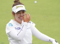 　公開練習で笑顔を見せる前週優勝者の山下美夢有（撮影・開出牧）