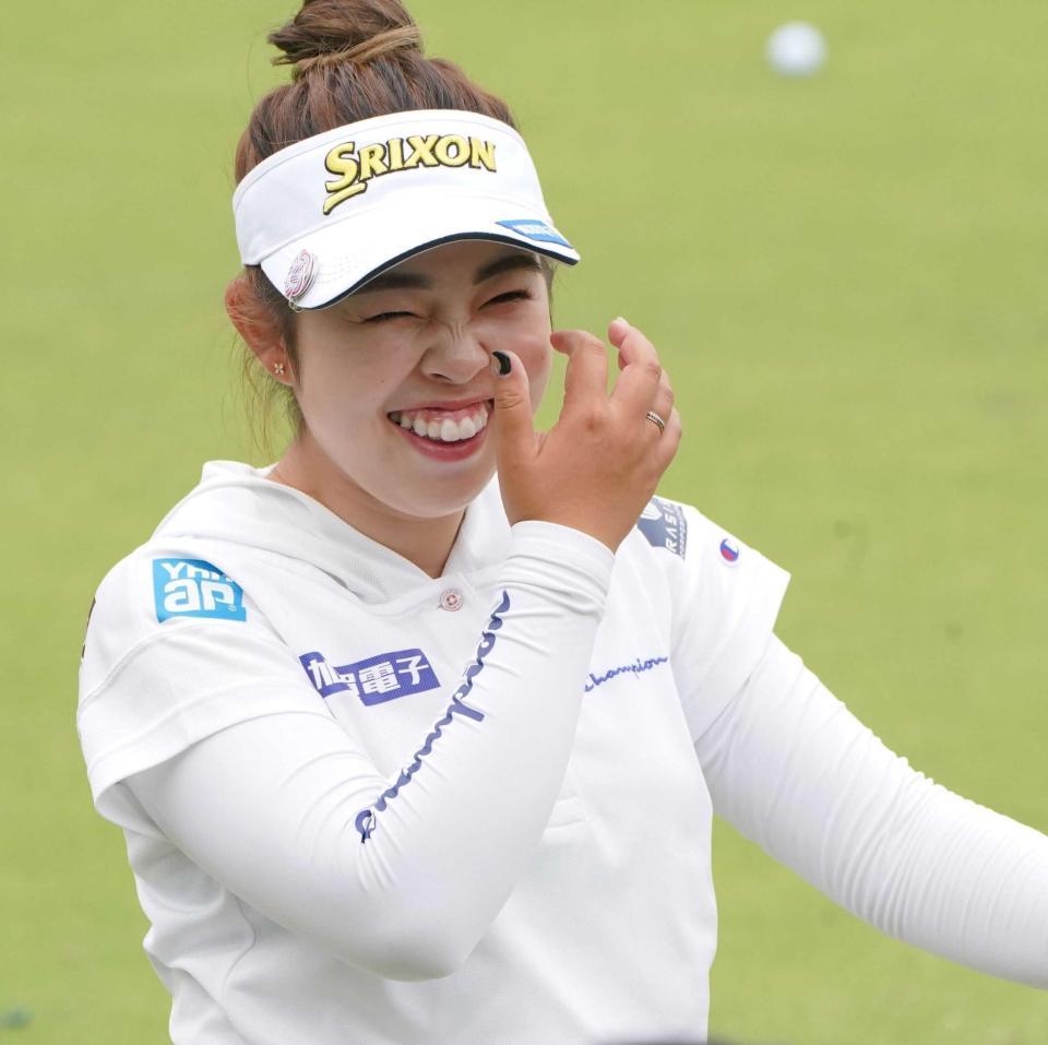 　前日練習で笑顔を見せる前週優勝者の山下美夢有（撮影・開出牧）