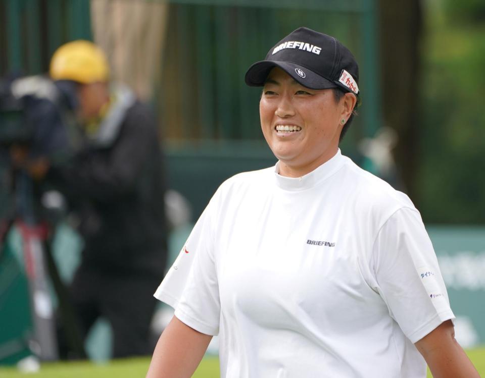 　１番、笑顔で第２打へ向かう工藤遥加（撮影・開出牧）