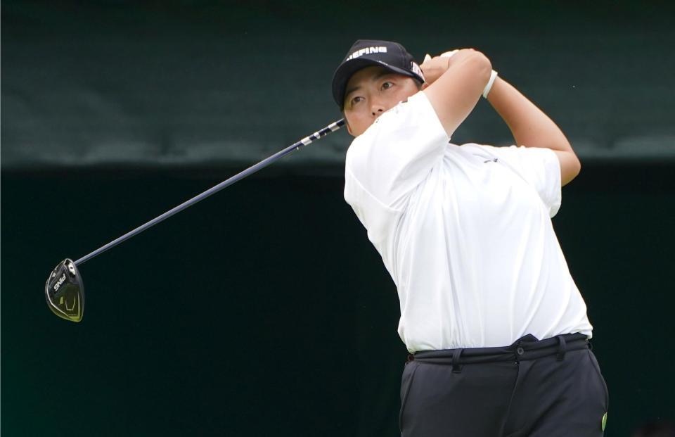 　１番、ティーショットを放つ工藤遥加（撮影・開出牧）