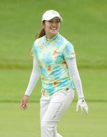 １番、笑顔でフェアウエイを歩く稲見（撮影・開出牧）