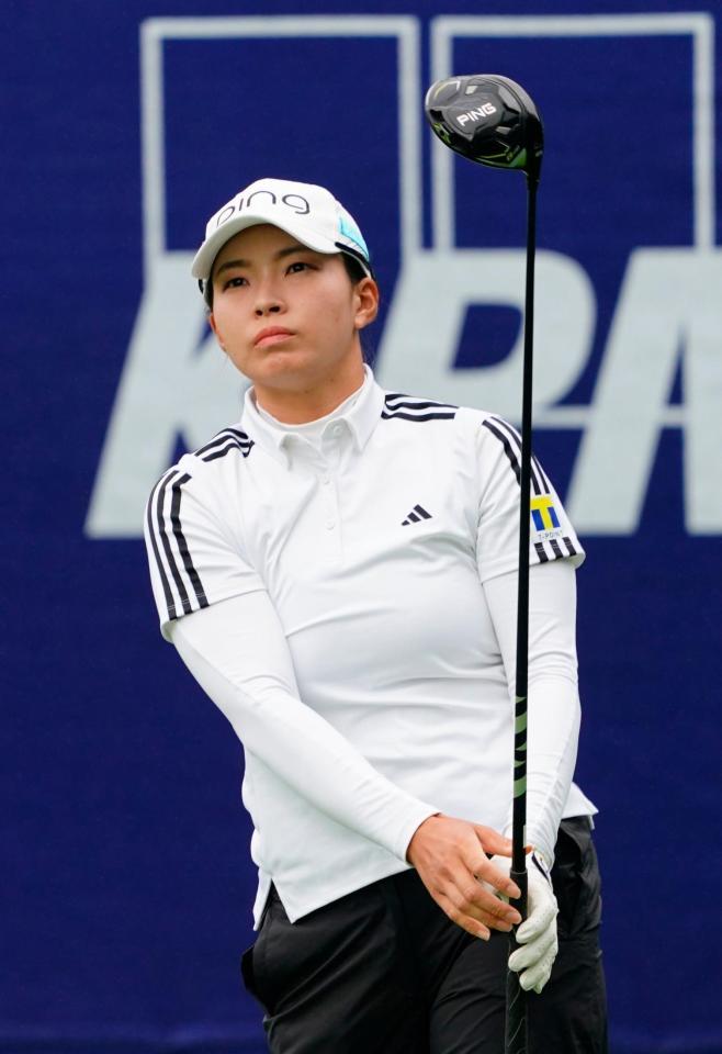 　第１ラウンド、１番でティーショットの行方を見つめる渋野日向子。７オーバー（共同）