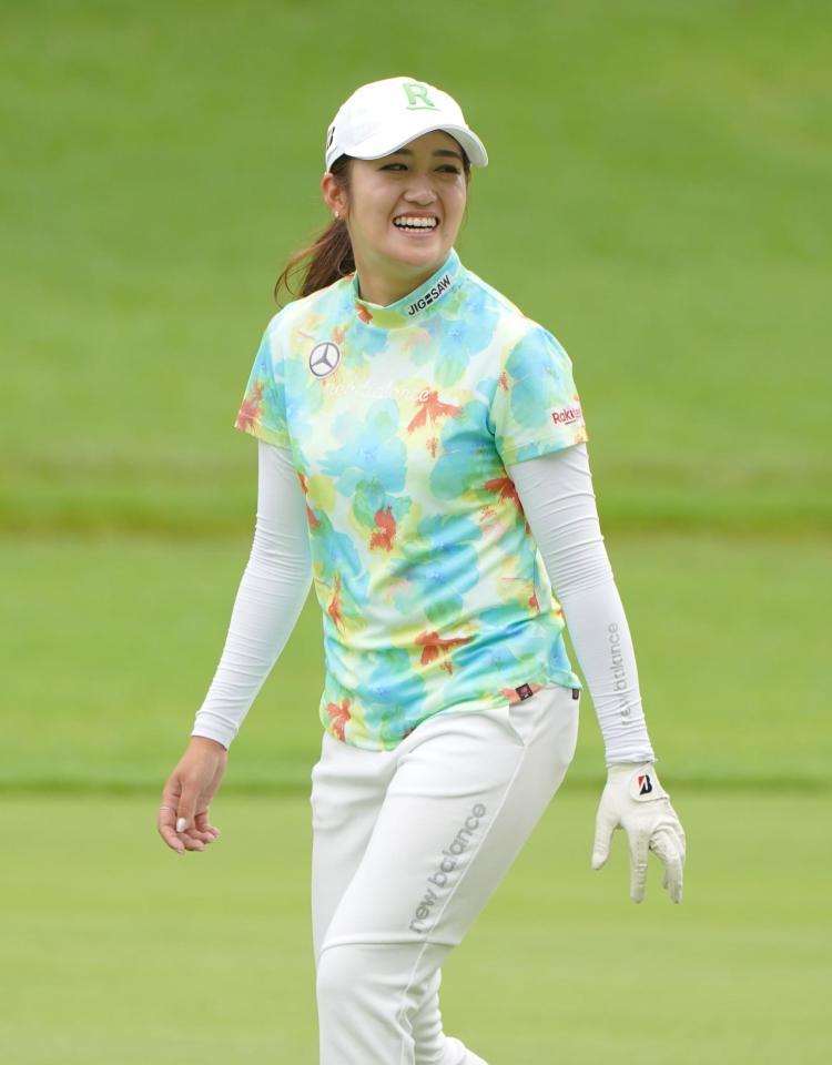 １番、笑顔でフェアウエイを歩く稲見（撮影・開出牧）