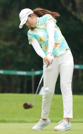 　１１番、ティーショットを放つ稲見萌寧