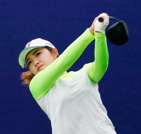 　１番、ティーショットを放つ古江彩佳（共同）