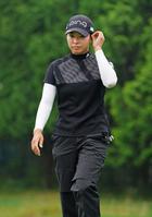 　ホールアウトする渋野日向子。通算11オーバーで予選落ちした（共同）