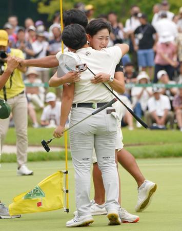 　申ジエ（手前）とのプレーオフに敗れ、抱き合って健闘をたたえ合う岩井明愛（撮影・開出牧）