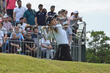 　１番のティーショットを放つ吉田優利