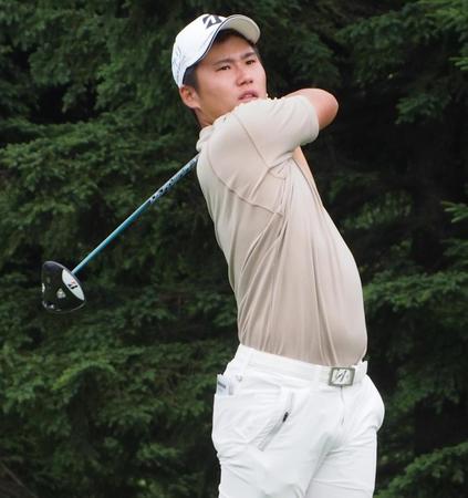 　９番でドライバーを振り抜く長野