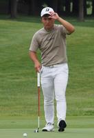 　８番で厳しい目つきでパッティングのラインを読む長野