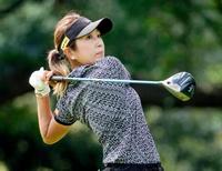 　２番でティーショットを放つ藤本麻子。通算５アンダーで３位