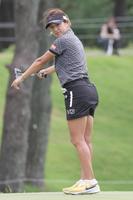 　１８番で惜しくもバーディーパットを外した藤本麻子