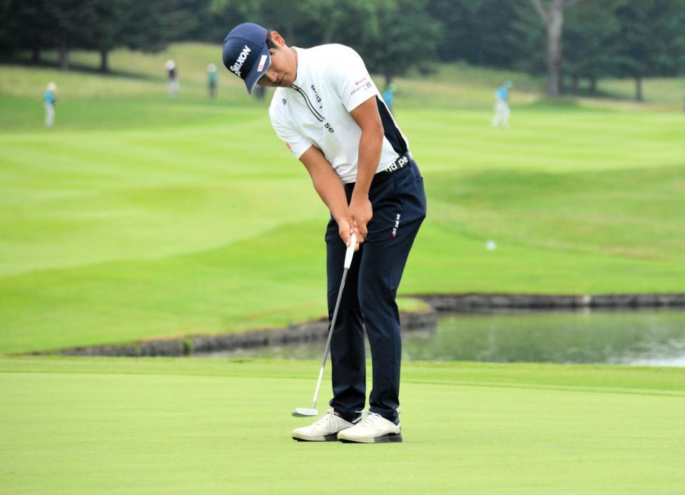 　最終１８番でバーディーパットにトライする安森