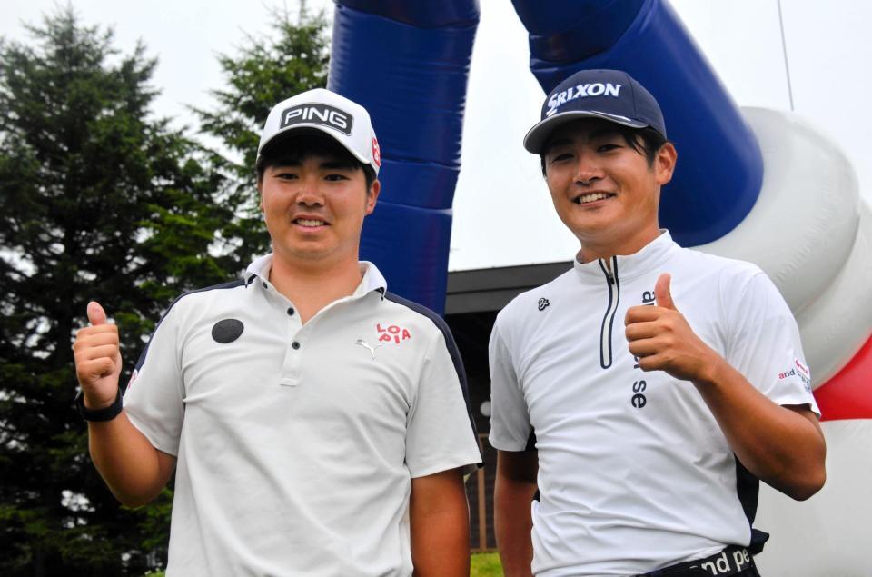 　細野勇策（左）と並んで親指を立てる安森