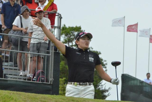 岩井明愛が３週連続の最終日最終組　今季２勝目へ気合「明日は前半も伸ばしたい」　４人が首位に並ぶ混戦　資生堂レディ－ス