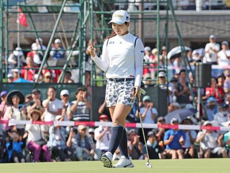 　プレーオフ２ホール目、優勝を決めるバーディーパットを決めガッツポーズする桜井心那