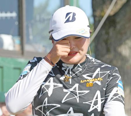 　プレーオフ２ホール目、優勝を逃し涙をぬぐう桑木志帆