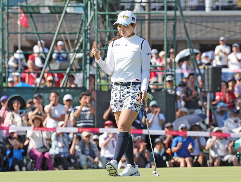 　プレーオフ２ホール目、優勝を決めるバーディーパットを決めガッツポーズする桜井心那